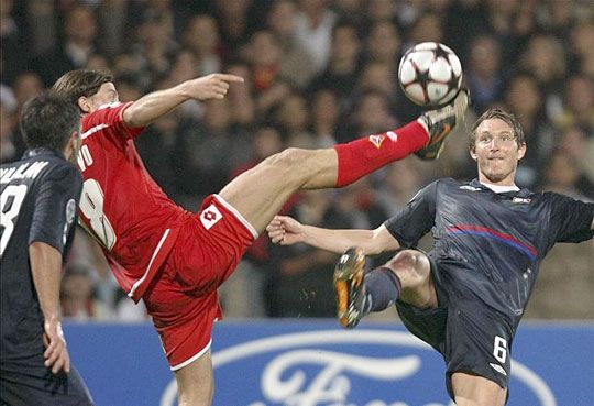 A két csapat franciaországi mérkőzésén nagy csatát vívott a labdáért Källström és Montolivo (Fotó: Action Images)