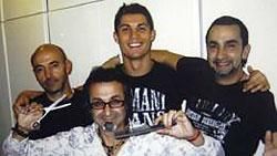 Ronaldo (középen) és a fodrásza (jobb szélen)