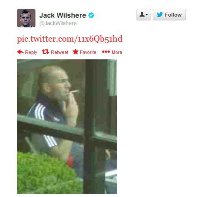 Cigiző Zidane mögé bújt a rajtakapott Wilshere (Forrás: Twitter)
