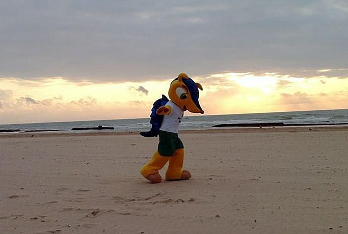 A tatu persze bírja a tengerpartot is, ezért utazott el Recifébe (Forrás: fifa.com)