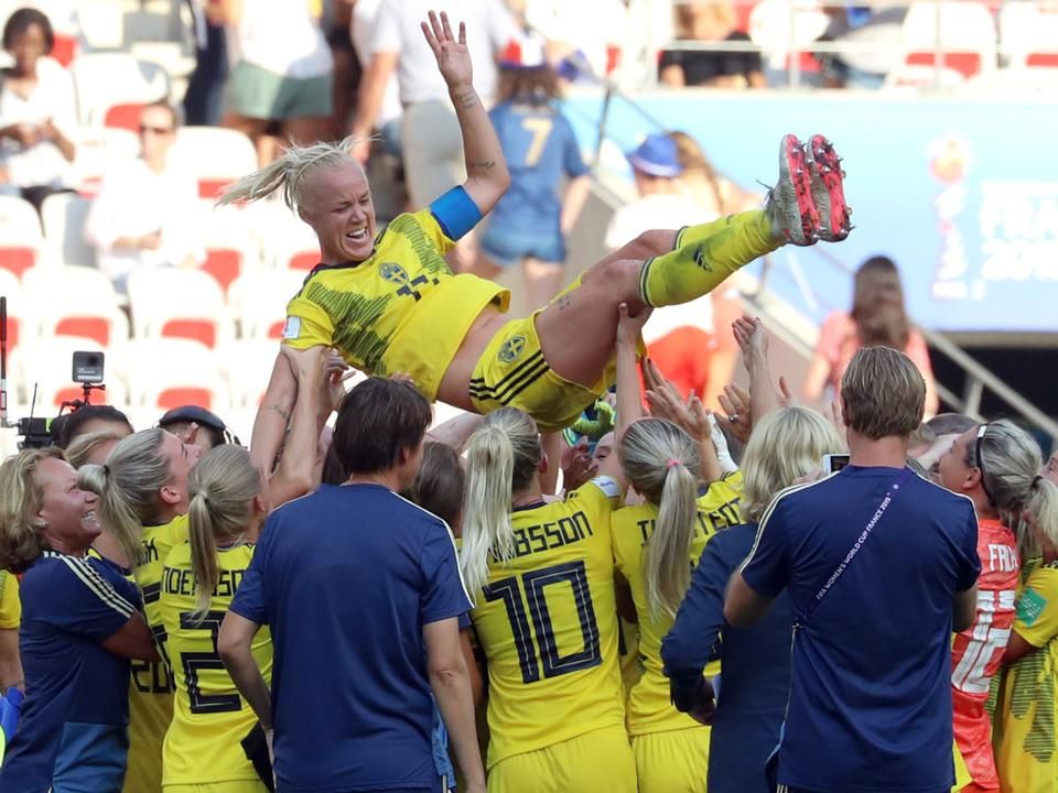 A svédek a meccs után a 200-szoros válogatott Caroline Segert ünnepelték