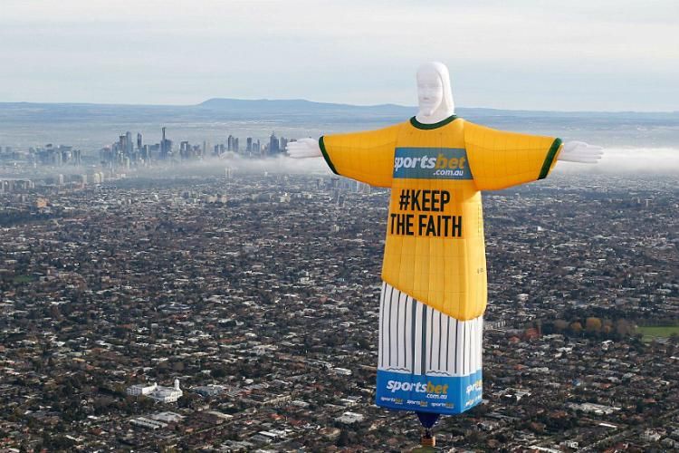 A riói Jézus szobor másolata Melbourne légterében repülve hirdette a vb-t (Forrás: ABC News)