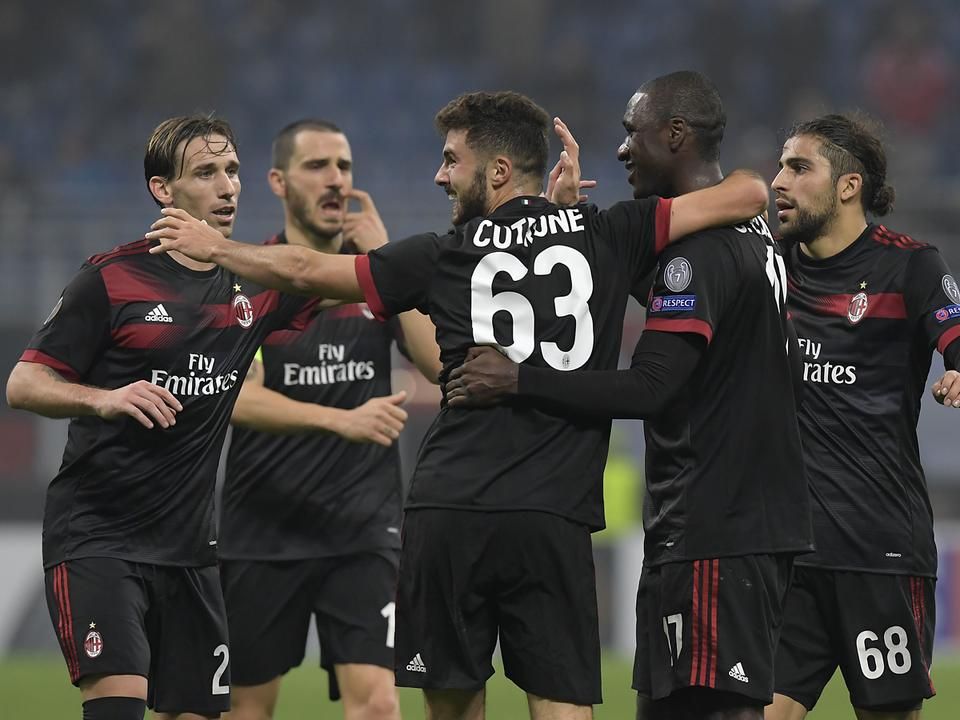 A Milan játékosai a továbbjutásukat is ünnepelhették (Fotó: AFP)
