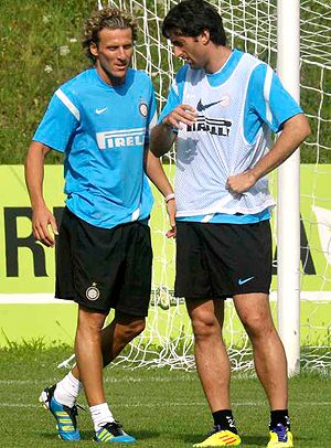 Forlánnak, az új fiúnak egy régi, Diego Milito tart eligazítást
az Inter házirendjéről