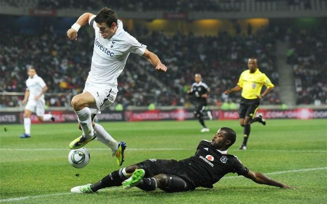 Rooi Mahamutsa Gareth Bale-t szereli egy 2011-es Orlando Pirates–Tottenham felkészülési mérkőzésen (Fotó: Action Images)