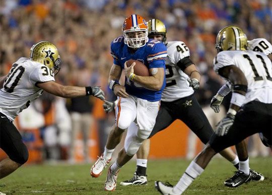 Tim Tebow (középen, University of Florida) tör be a Vanderbilt University védelmébe (Fotó: Action Images)