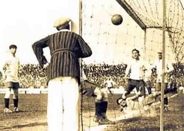 A korabeli feljegyzések szerint ez volt a futballtörténelem első, szögletből szerzett gólja – az argentin Cesáreo Onzari szerezte Uruguay ellen (Fotó: youtube.com)