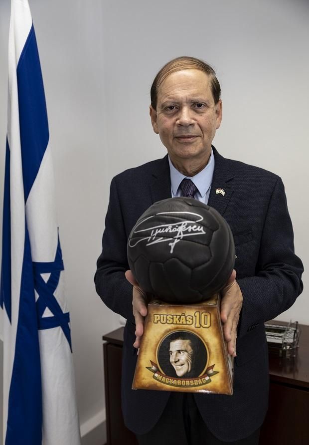 Izrael budapesti nagykövete a Puskás Ferenc-aláírással ellátott retró labdával