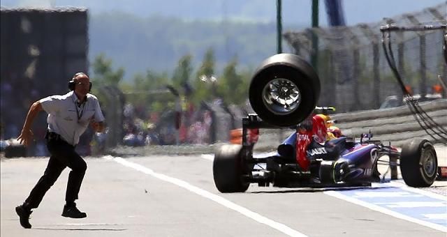 Ijesztő jelenetek a Nürburgring boxutcájában: Webber kereke elszabadult – a Red Bull 30 ezer eurós büntetést kapott érte