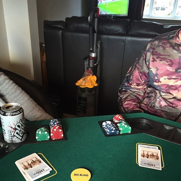 Chris Smalling kedd este egy pókerpartin ült - derül ki az Instagramjáról