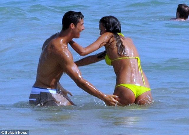 Cristiano Ronaldo betámad, de Irina nem hagyja magát (Fotó: Splash News/Daily Mail)