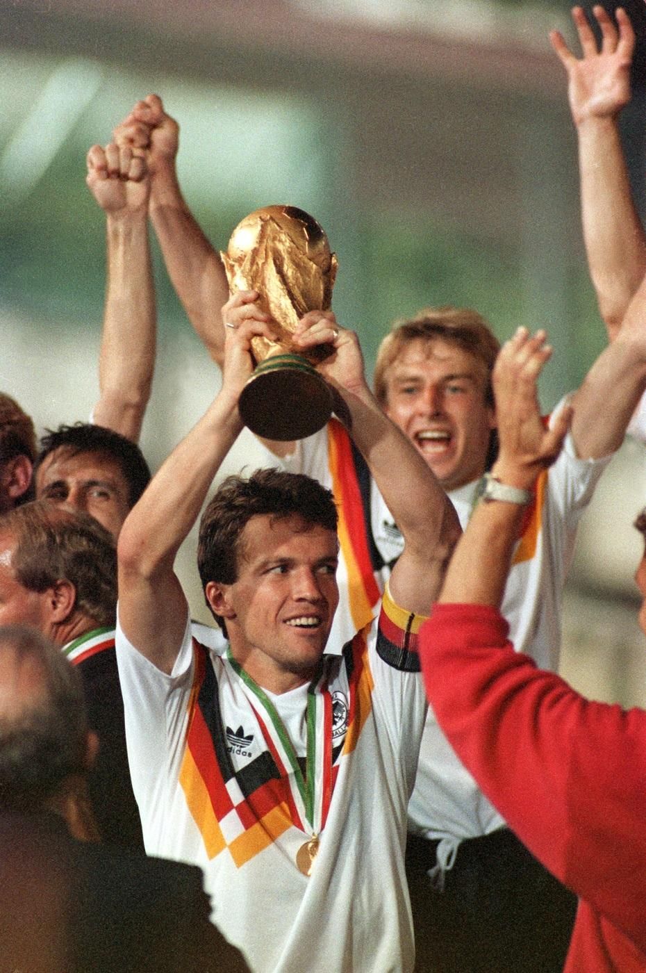 Matthäus kezében a trófea az 1990-es vb-döntő után (Fotó: AFP)