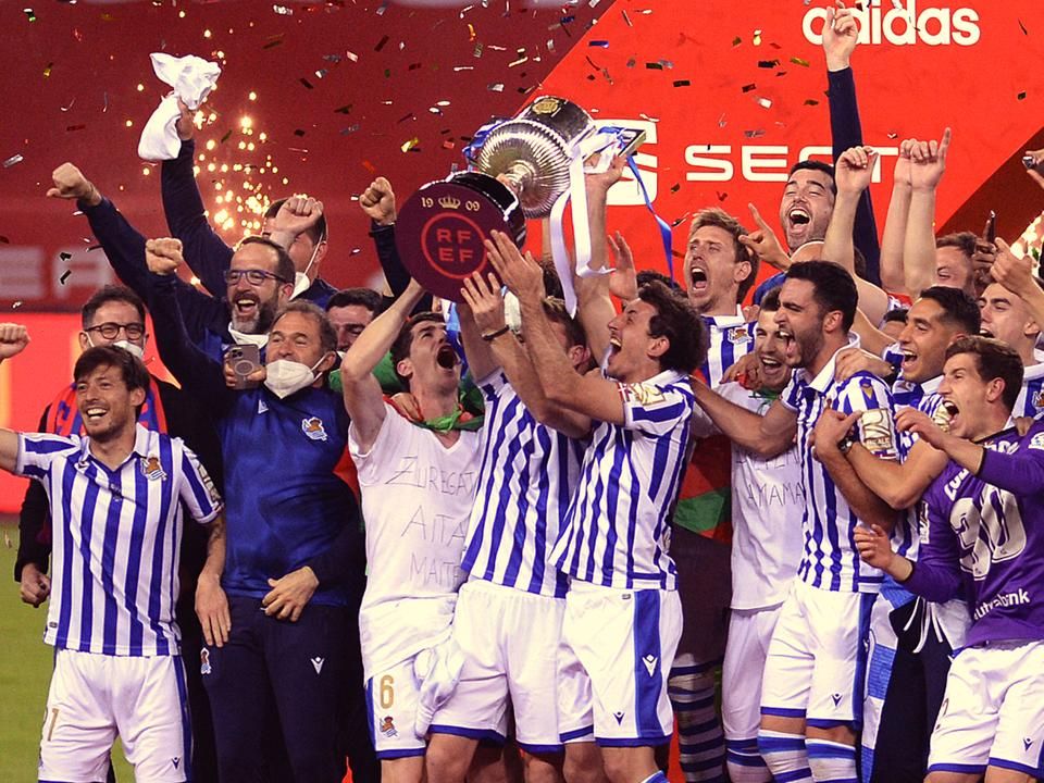 Több mint egy éve jutott be a kupadöntőbe a Real Sociedad, de csak most játszhatta le a döntőt és emelhette magasba a trófeát (Fotó: AFP)