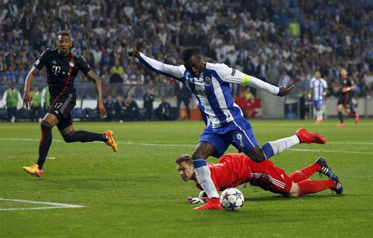 Jackson Martínez szerezte a Porto harmadik gólját Boateng hibáját követően