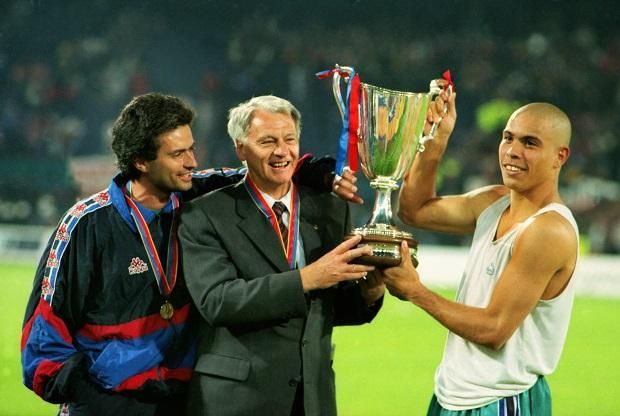 1997: Mourinho, Bobby Robson és Ronaldo a KEK-trófeával