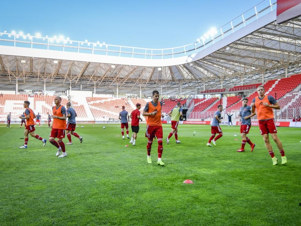 A DVSC játékosai elszántan melegítettek a Szeged elleni meccs előtt (Fotó: Kovács Péter/Hajdú-Bihari Napló)