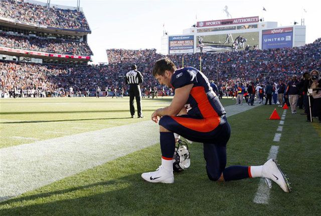 Tim Tebow a mára legendává váló pozitúrában (Fotó: Action Images)