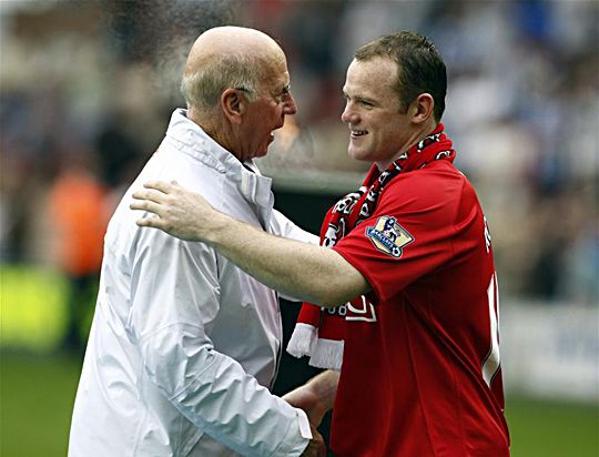 Bobby Charlton (balra) vélhetően nem gőzölne be, ha Wayne Rooney megelőzné (Fotó: Action Images)