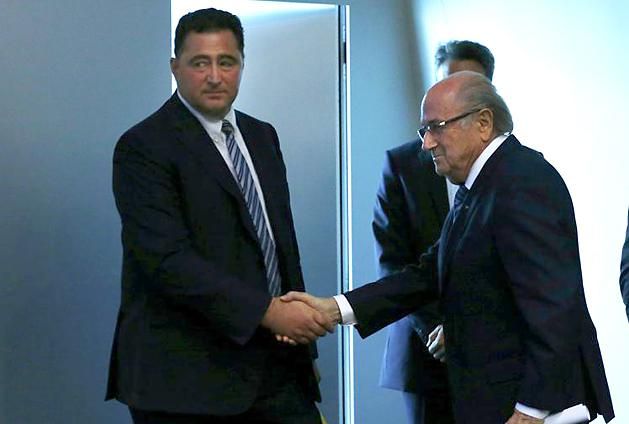 A távozó Sepp Blatter és Domenico Scala (Fotó: Reuters)