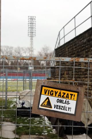 Sajnos a váci labdarúgás állapotát is jellemzi a tábla… 
(Fotó: Grnák László)