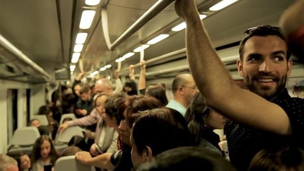 A hétköznapok hőse metrózás közben (Fotó: Vertigo Média)