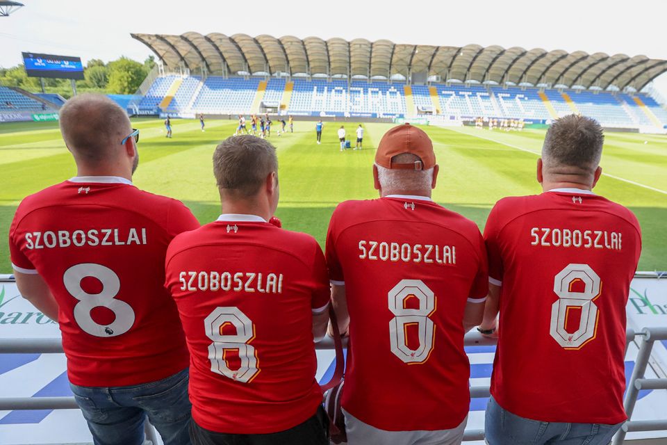 Szoboszlai-mezes helyi Liverpool-szurkolók is kijöttek megnézni Gerrard csapatát
