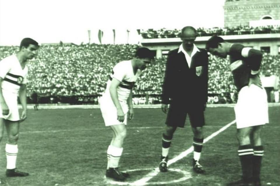 Szimonyan gólt szerzett a Népstadion 1953. augusztus 20-i avatóján rendezett Bp. Honvéd–Szpartak Moszkva (3:2) mérkőzésen. A képen a középkezdés előtt látható a másik csapatkapitány, Puskás Ferenc és Kocsis Sándor társaságában (Fotó: PUSKAS.COM)
