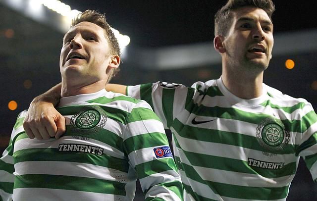 A Celtic játékosa, Kris Commons (balra) csapattársával, Charlie Mulgrew-val ünnepel