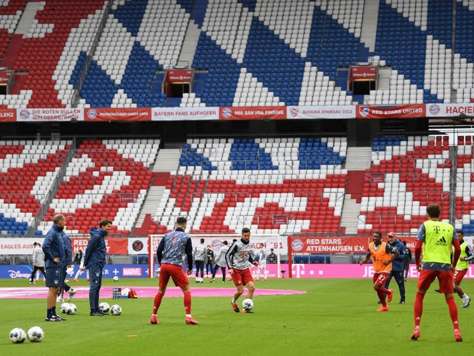 A Bundesliga új realitása: bemelegítés üres lelátók előtt (Fotó: AFP)