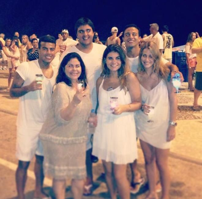 A Barca fiataljai, Thiago és Rafinha Alcántara egy bizarr white partyn lazult (Forrás: Marca)