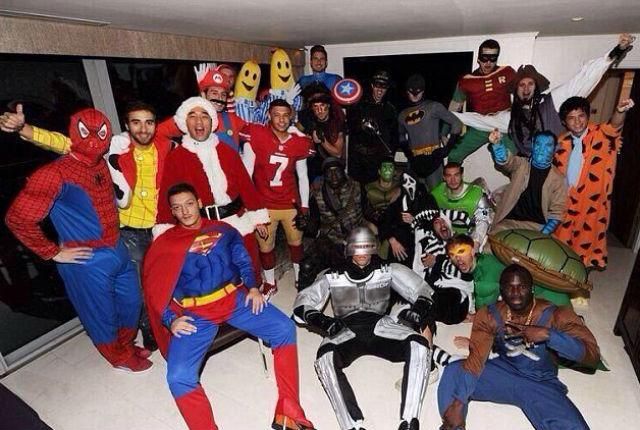 Az Arsenal játékosai szuperhősnek öltöztek a karácsonyi bulira (Fotó: Daily Mail)