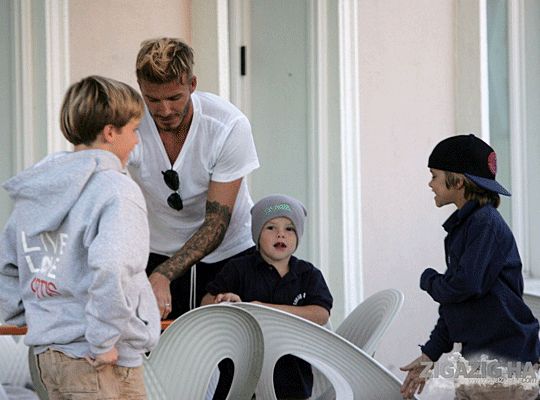 Egy jó apa elpakol a srácok után (Fotó: Davidbeckham.fans-online.com)