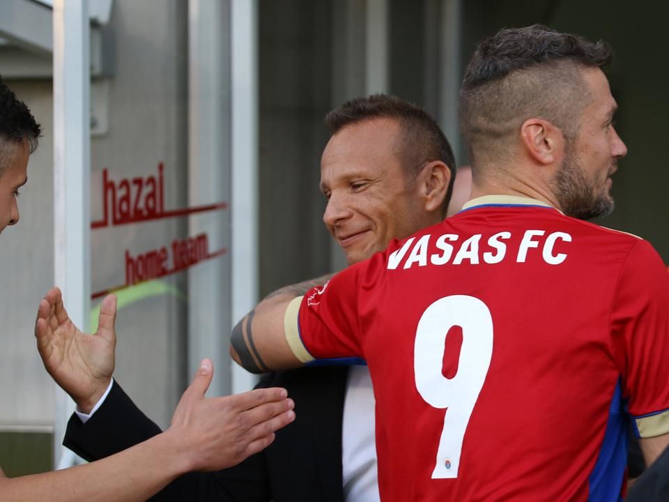 Feczesin Róbert (9) 12 gólt szerzett ebben a bajnoki idényben, vezeti a házi góllövőlistát, így főszerepet játszott a feljutásban – Nagy Miklóssal együtt fogadhatja a gratulációkat (Fotó: Vasas FC)