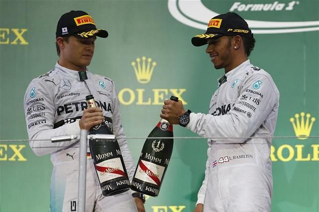 A két Mercedes pilóta ezúttal nem egymás miatt volt keserű hangulatban a dobogón (Fotó: Reuters)
