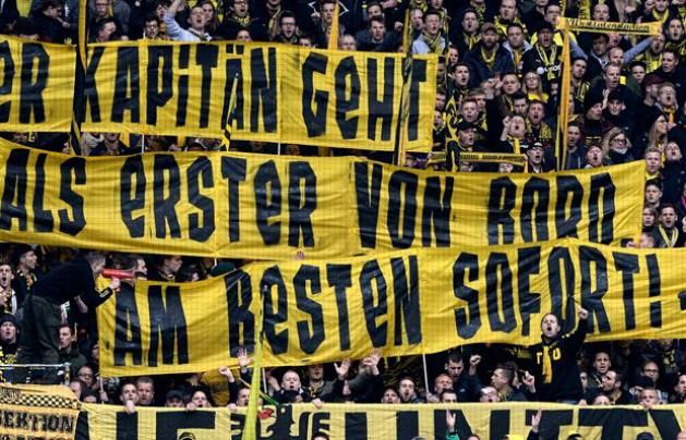 A Borussia Dortmund szurkolói nem kímélik Mats Hummelst (Fotó: goal.com)