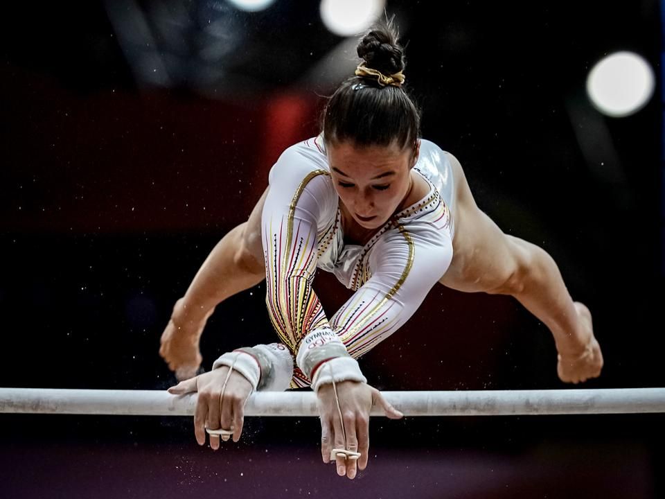 Nina Derwael káprázatos gyakorlattal nyert felemás korláton (Fotó: AFP)