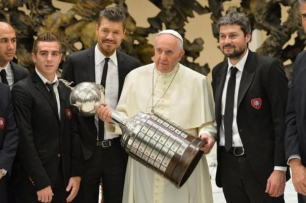 A San Lorenzo Libertadores-kupát nyerő küldöttsége a Vatikánban 2014 nyarán