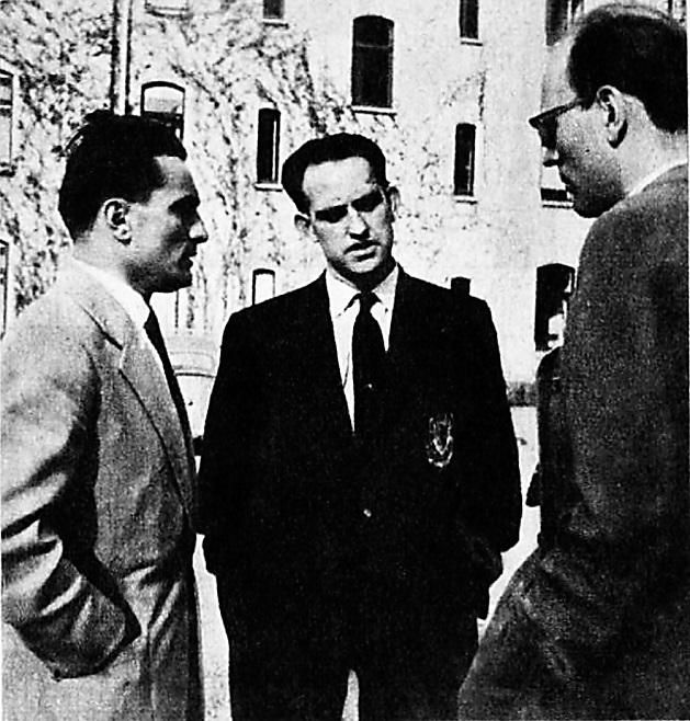 Az 1958-as világbajnokságon a tudósító Hoffer (balra) walesi walesi vezetőkkel beszélget (Fotó: Képes Sport)
