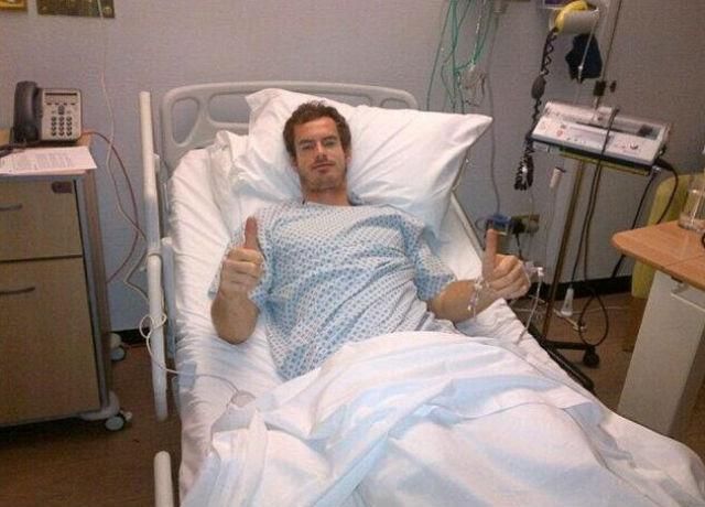 Nyert, hát! – Murray boldogan ébredt a műtétet követően (Forrás: Twitter)