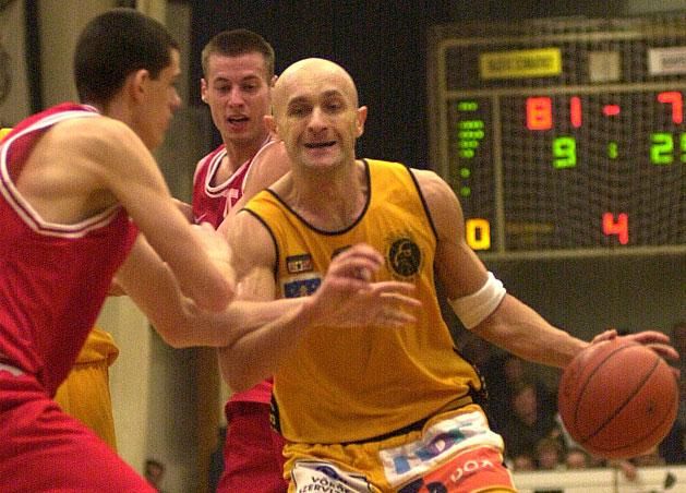 A Falco elleni bajnokin Dzunics Braniszlav (labdával) tör kosárra a kieséssel végződő 2000–2001-es idényben (Fotó: MTI)