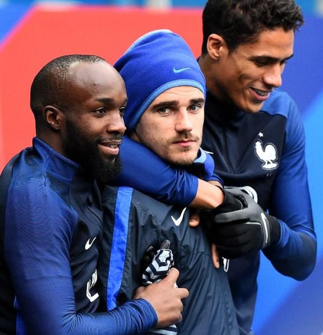 Diarra a francia válogatott fiatal sztárjaival, Griezmann-nal és Varane-nal (Fotó: AFP)