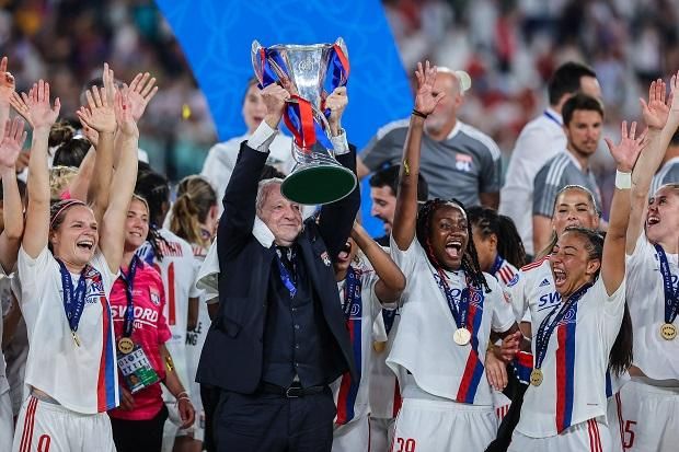 Jean-Michel Aulas a női Bajnokok Ligája serlegével – nyolc sikerével az Olympique Lyonnais a csúcstartó