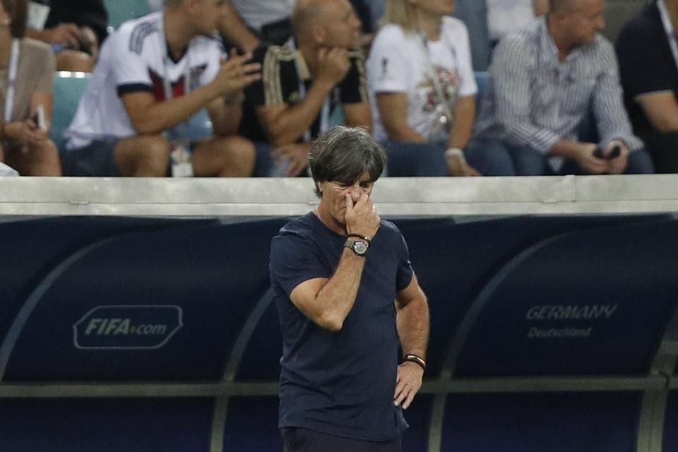 Joachim Löw megint nem bír magával. És az orrával… (Fotó: AFP)
