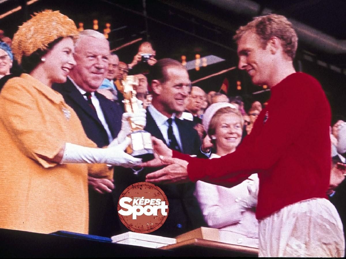 Bobby Moore kupát és kitüntetést vett át a királynőtől (Fotó: Getty Images)