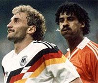 A Voeller-Rijkaard incidens 
(Forrás: bundesliga.theoffside.com)