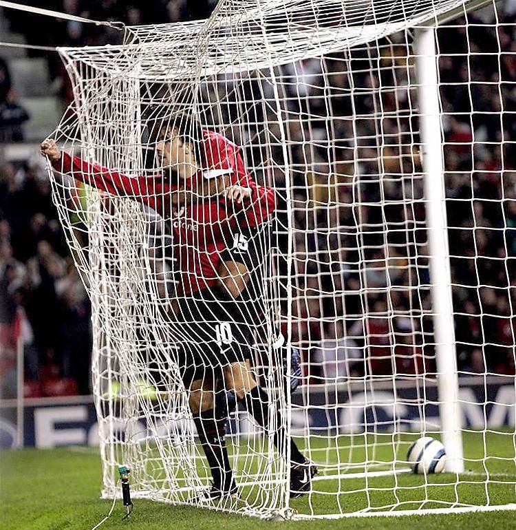 Bent van a negyedik is – Ruud van Nistelrooy a hálóban ünnepel (Fotó: Action Images)