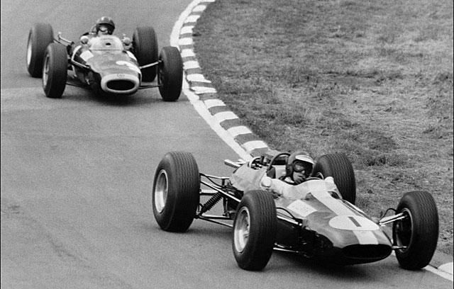 Graham Hill és a BRM (hátul) jól kezdett 1963-ban és 1964-ben, mégis lemaradt a vb-címekről – 1963-ban Jim Clark (elöl) előzte meg