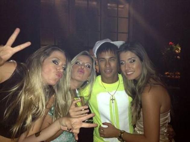 Neymar mindig nagy sztár a lányok körében (forrás: El Gráfico)