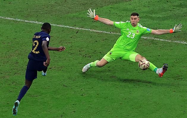 Emiliano Martínez bravúrja Katarban: Randal Kolo Muani a 123. percben győztes gólt lőhetett volna (Fotó: Getty Images)
