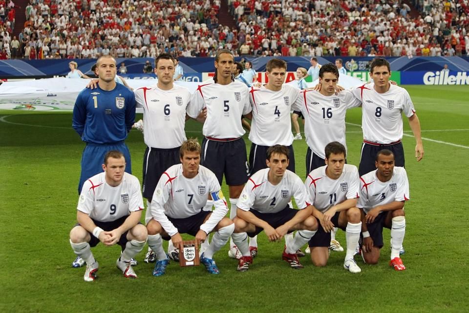 Az álló sor, balról: Paul Robinson, John Terry, Rio Ferdinand, Steven Gerrard, Owen Hargreaves, Frank Lampard
Guggolnak, balról: Wayne Rooney, David Beckham, Gary Neville, Joe Cole, Ashley Cole (a portugálok elleni csapat, fotó: AFP)